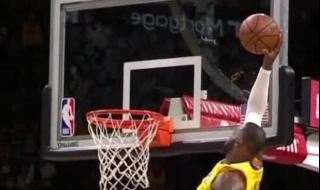 詹姆斯扣篮扣碎篮板